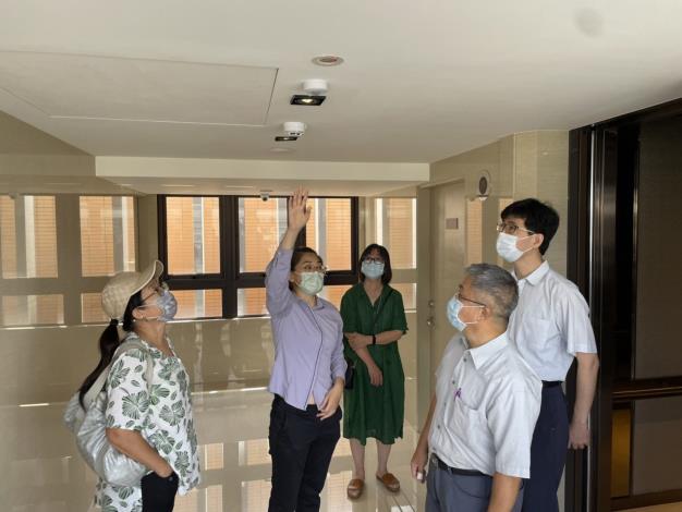 照片1-節能輔導團現場提供社區照明建議