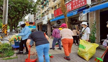 本市市民加強環境孳清，清除積水容器-2