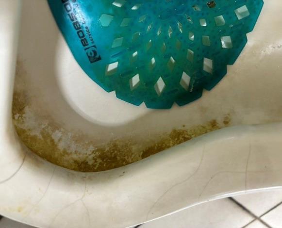 信義三張里地下停車場-小便器積垢(改善前)_0