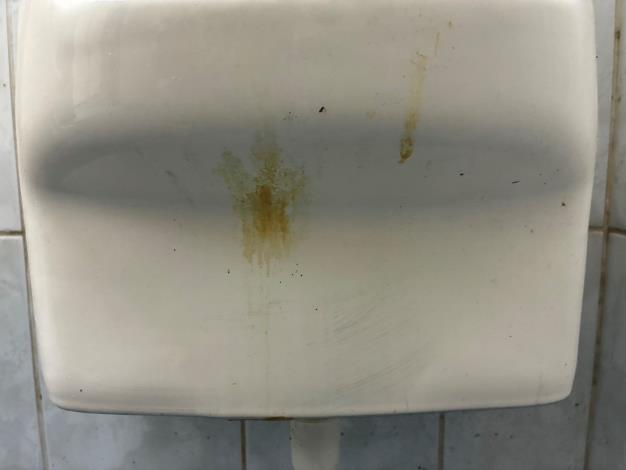 德昌攤販集中市場-小便器積垢(改善前)_0