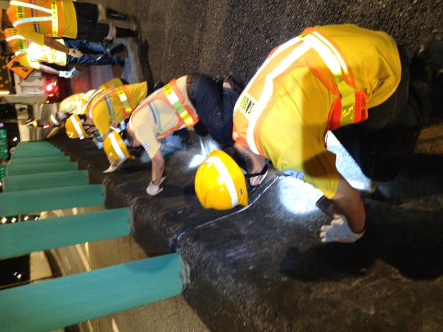 照片二：臺北市緩撞車執行高架道路洩水孔清疏作業