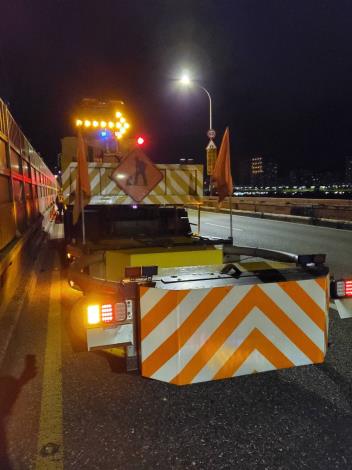 照片一：臺北市高架道路洩水孔清疏作業路段入口處設置警示設備