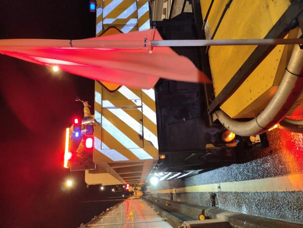 照片三：臺北市高架道路洩水孔清疏作業-1