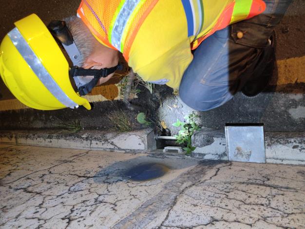 照片四：臺北市高架道路洩水孔清疏作業-2