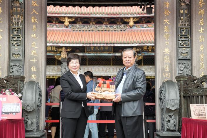 臺北市政府副秘書長王玉芬回贈手工打造檜木資收車模型予信眾張煌義先生