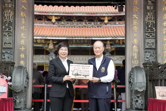 臺北市政府副秘書長王玉芬回贈感謝狀予龍山寺董事長黃書瑋