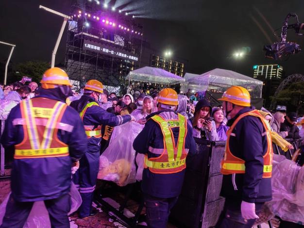 民眾配合交付垃圾予環保局人員-1