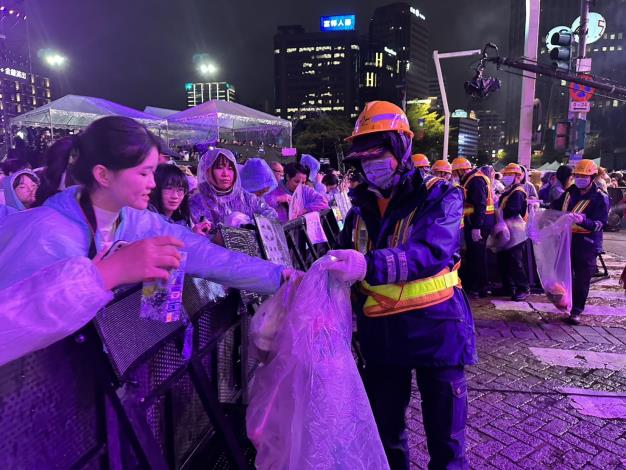 民眾配合交付垃圾予環保局人員-2