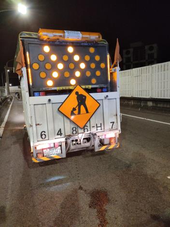 高架道路洩水孔清疏作業路段入口處設置警示設備