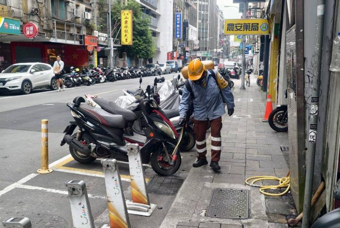 北市環保局本週起針對餐飲密集之傳統市場、攤販集中場啟動場域周邊專案環境消毒及投藥作業(雙城美食街)