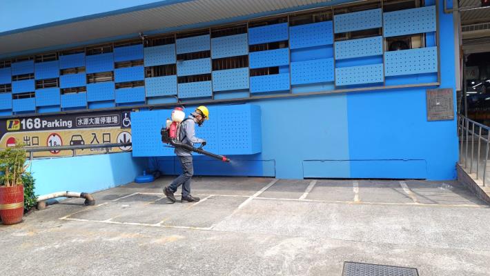 北市環保局本週起針對餐飲密集之傳統市場、攤販集中場啟動場域周邊專案環境消毒及投藥作業(水源市場)