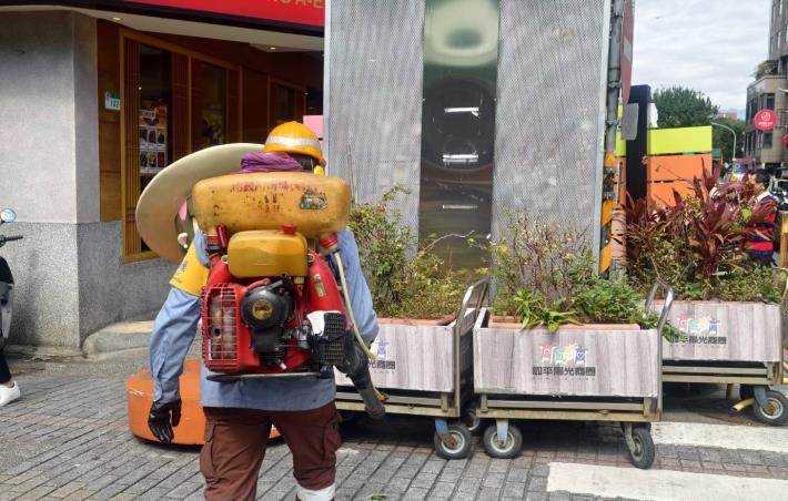 北市環保局本週起針對餐飲密集之傳統市場、攤販集中場啟動場域周邊專案環境消毒及投藥作業(四平商圈)