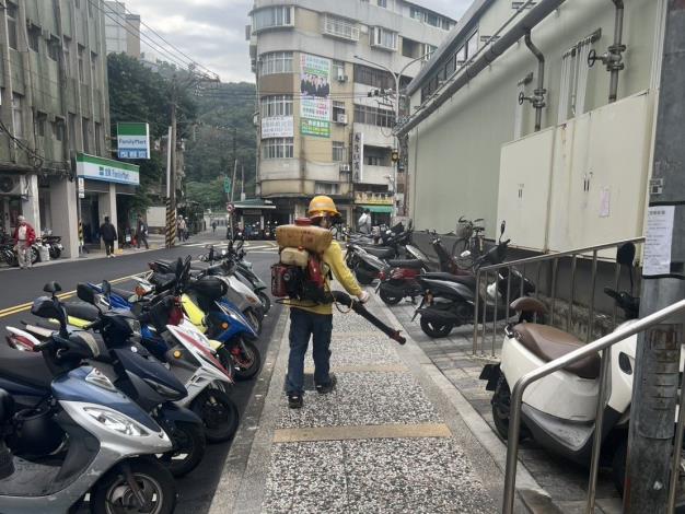 北市環保局本週起針對餐飲密集之傳統市場、攤販集中場啟動場域周邊專案環境消毒及投藥作業(北投中繼市場)