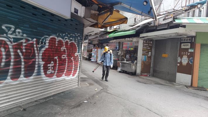 北市環保局本週起針對餐飲密集之傳統市場、攤販集中場啟動場域周邊專案環境消毒及投藥作業(公館夜市)