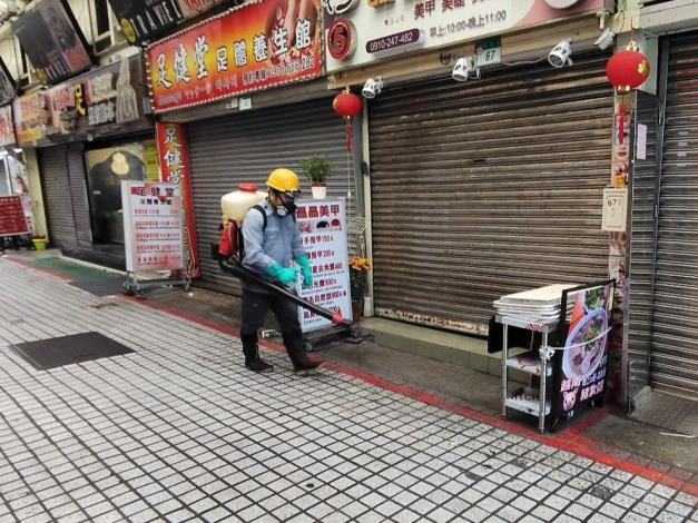 北市環保局本週起針對餐飲密集之傳統市場、攤販集中場啟動場域周邊專案環境消毒及投藥作業(華西街夜市)