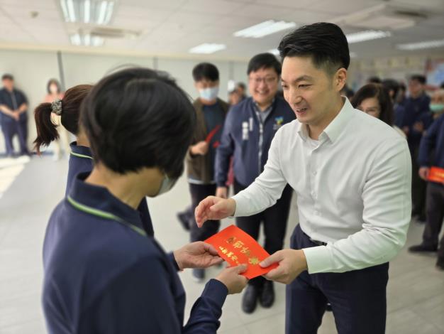 臺北市市長蔣萬安發放紅包慰勞清潔隊員