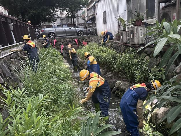 溝渠人力作業情形