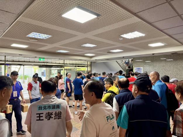 05_球員精神抖擻進場