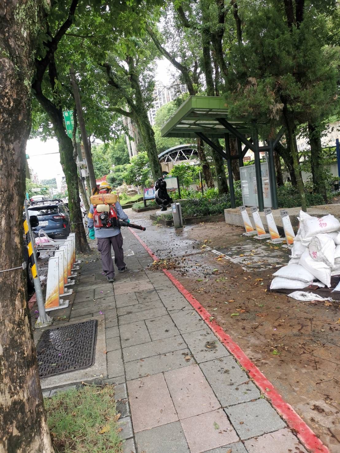 臺北市環保局人員進行環境消毒作業-2
