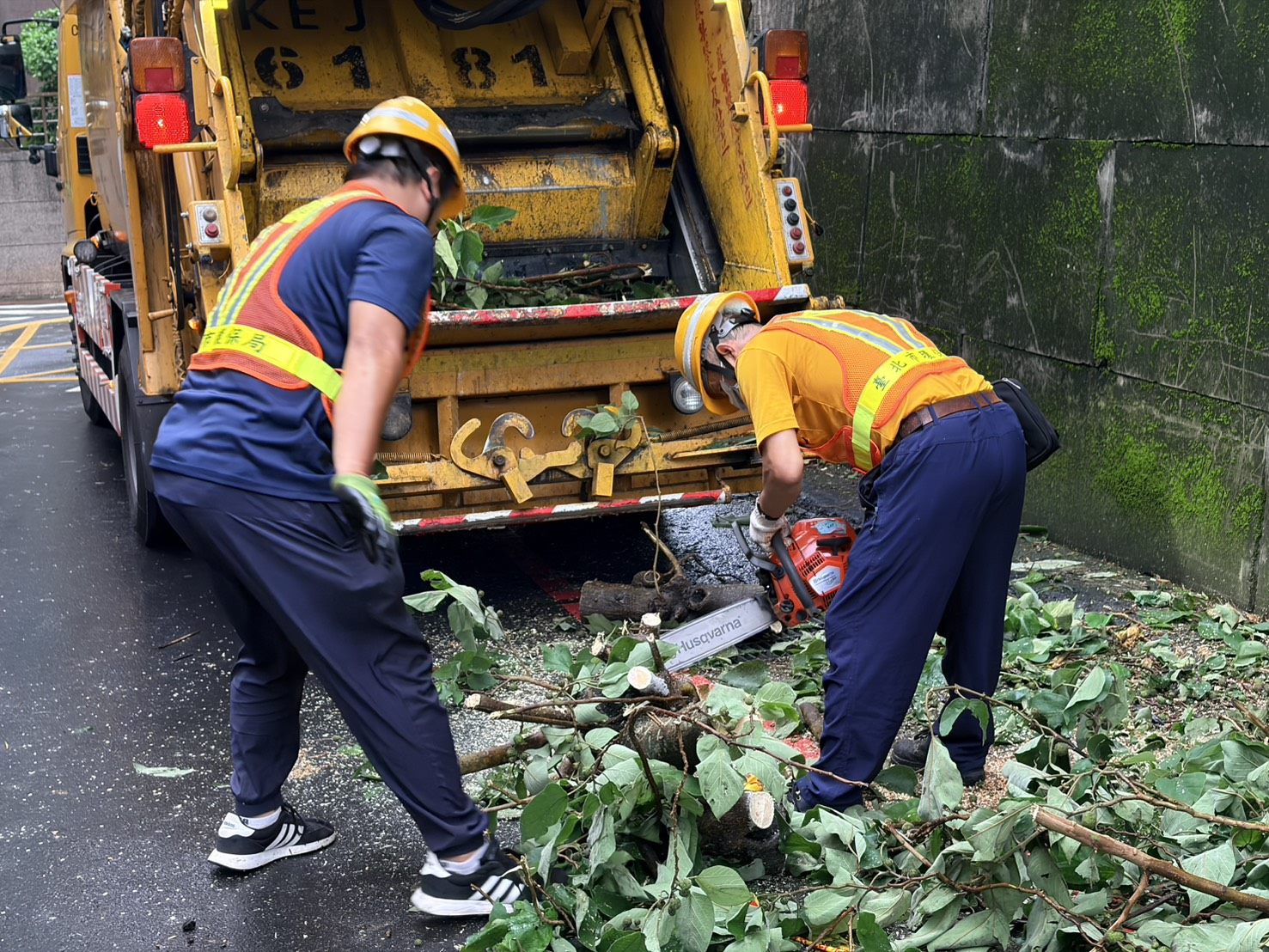 臺北市環保局人員進行道路樹枝清除作業-2