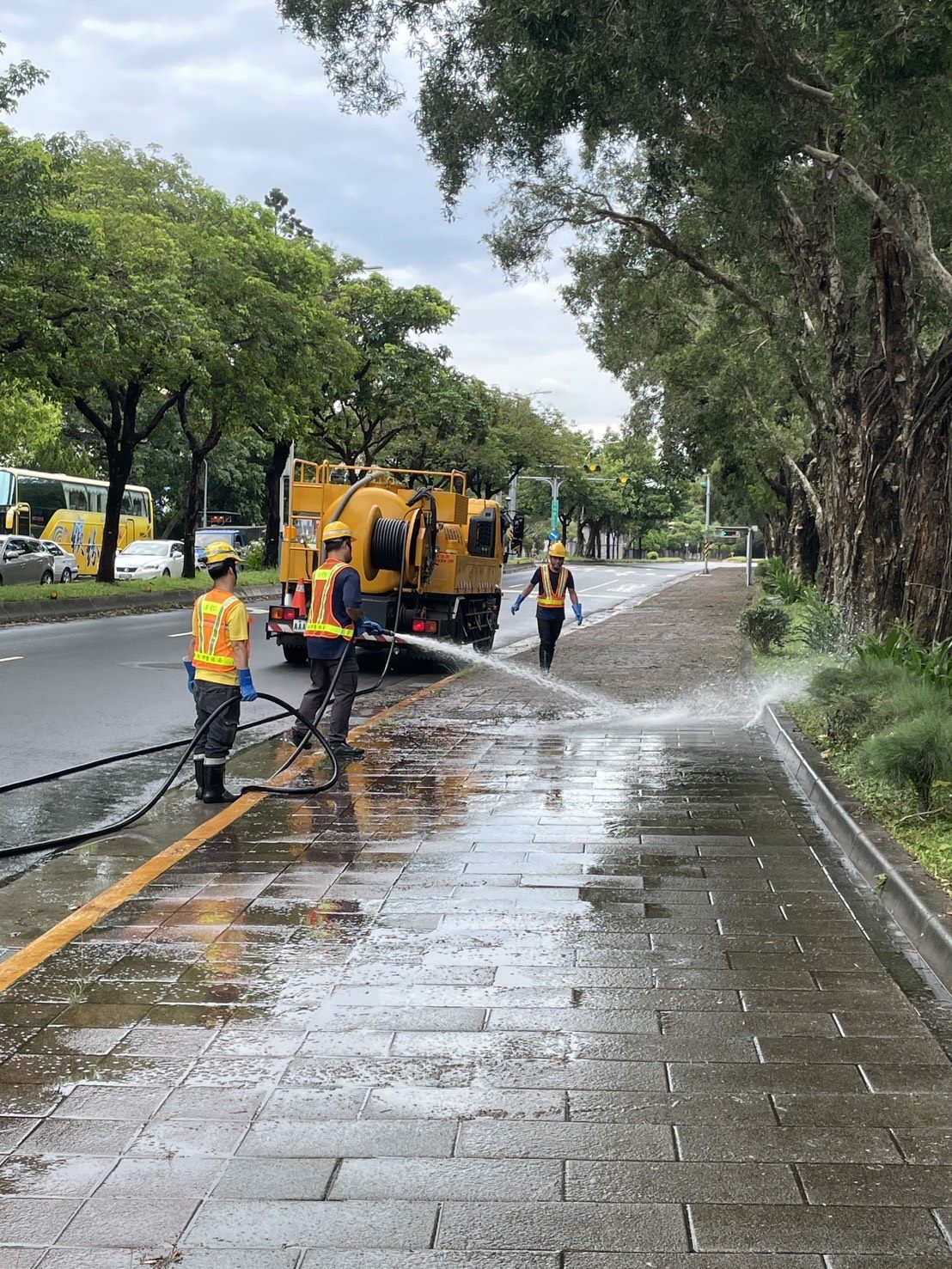 臺北市環保局人員進行道路清洗作業