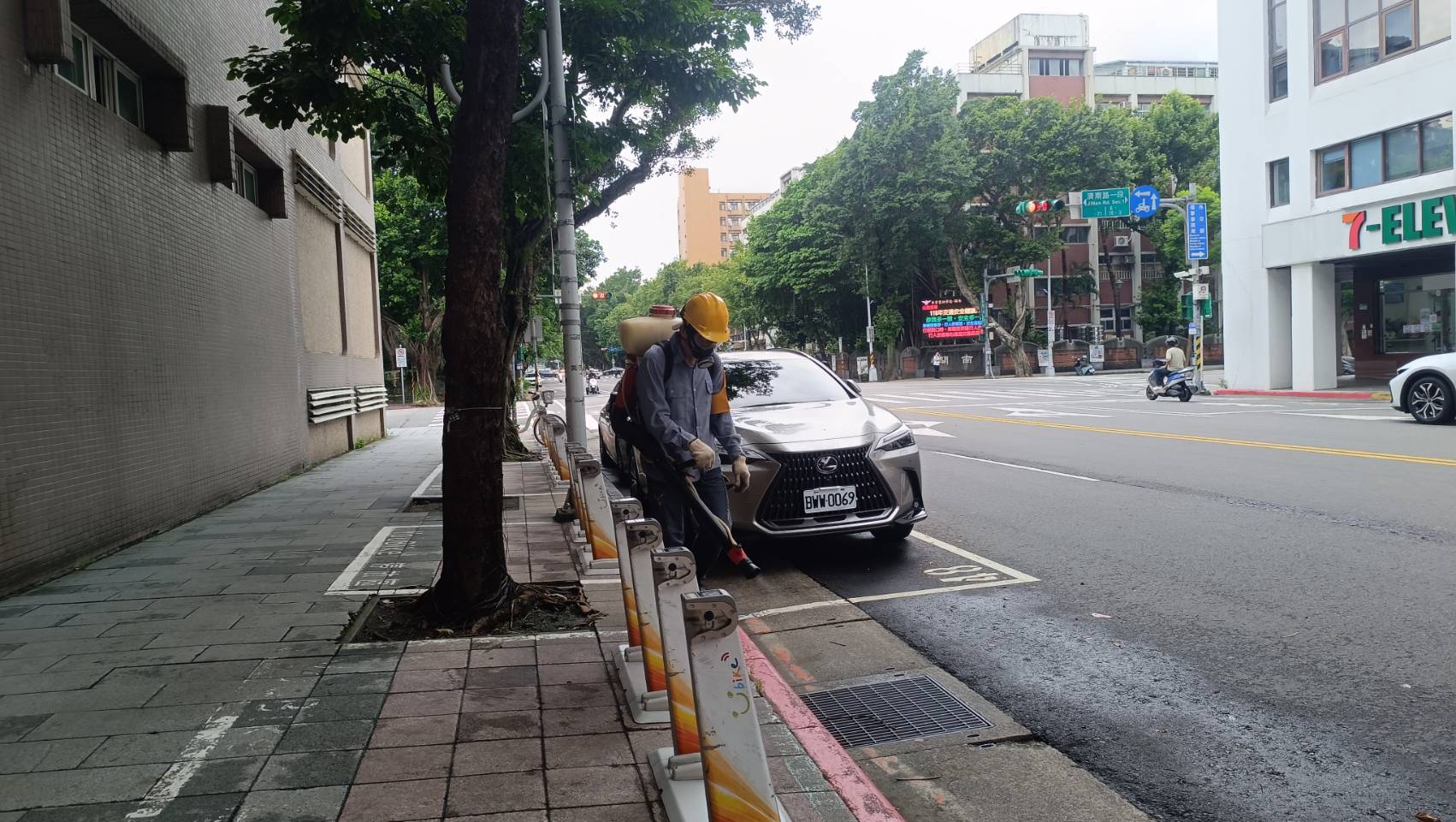 臺北市環保局人員進行環境消毒作業-1