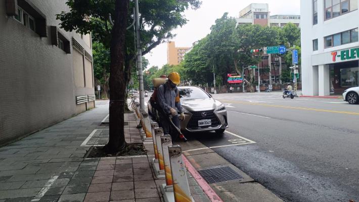臺北市環保局人員進行環境消毒作業-1