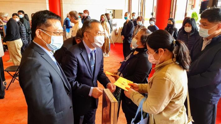 蔡副市長逐一向遺族代表致意並致贈慰問金