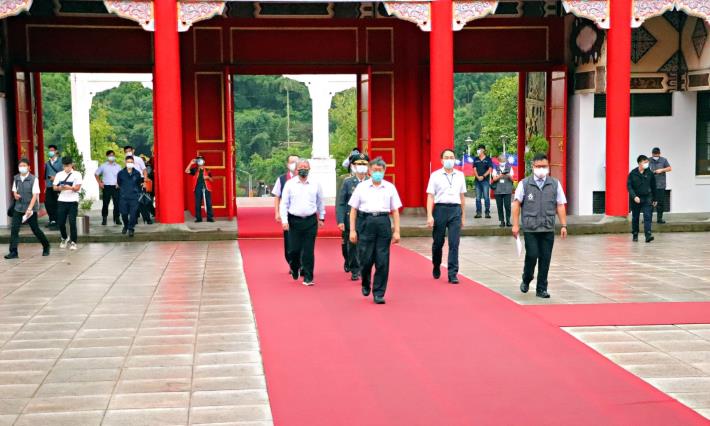 典禮前市長率同軍方及機關代表等進入忠靈祠祭殿