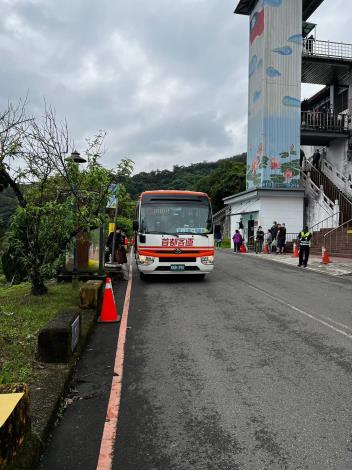 掃墓公車停放於忠靈堂站牌