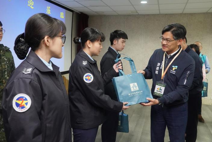 7.游適銘副秘書長致贈空軍第2戰術戰鬥機聯隊市籍官兵慰問品，並為其加油打氣_0