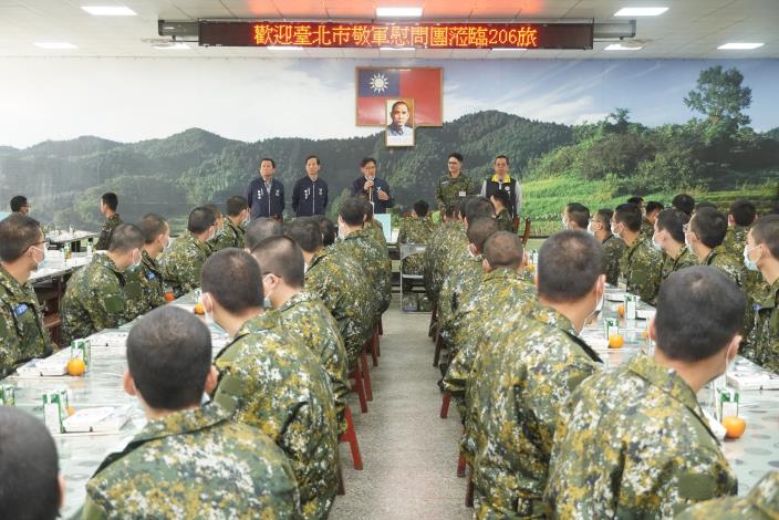 5.臺北市政府慰問團與役男共進午餐，關心軍中生活與適應情形。_0