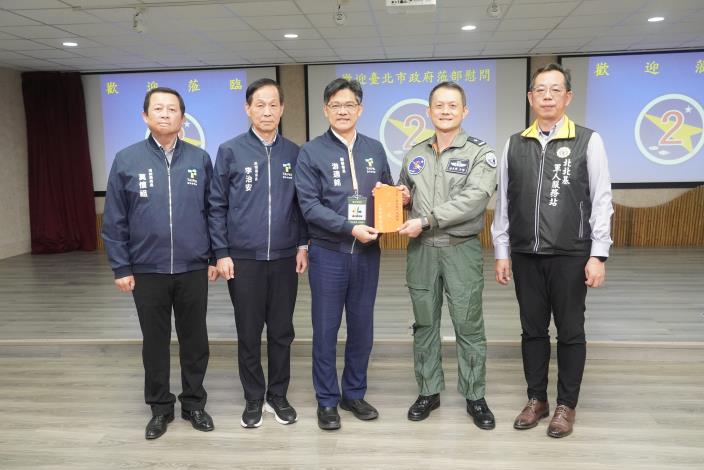 6.臺北市政府游適銘副秘書長代表蔣萬安市長赴空軍新竹基地慰問第2戰術戰鬥機聯隊並致_0