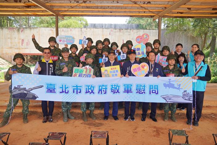 4.北市府前往新竹關西營區關心第1梯次1年役期義務役役男並致贈慰問品，役男開心與慰問_0