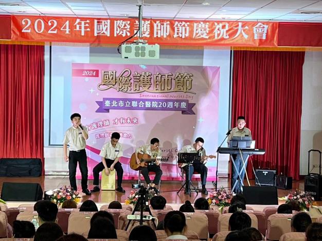 向白衣天使致敬 北市小平頭樂團赴聯醫仁愛院區感恩「役」演活動照片4_0