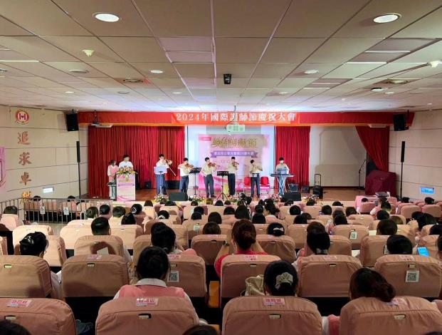 向白衣天使致敬 北市小平頭樂團赴聯醫仁愛院區感恩「役」演活動照片5_0