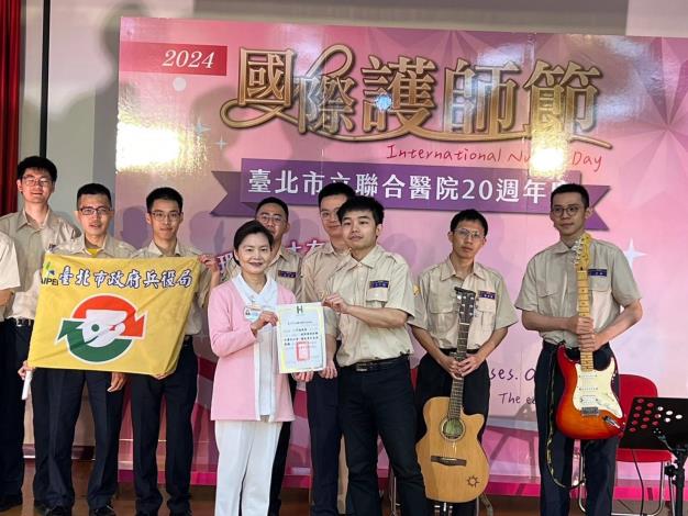 向白衣天使致敬 北市小平頭樂團赴聯醫仁愛院區感恩「役」演活動照片1_0