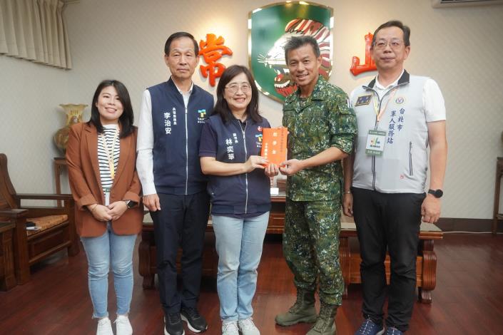 1.林奕華副市長致贈陸軍第10軍團指揮部端節慰勞金_0