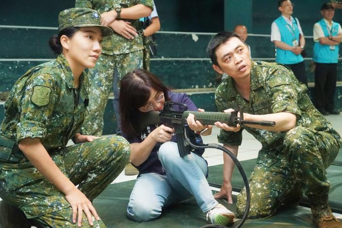 12.林奕華副市長至模擬實境射擊訓練館體驗替代役射擊課程_0