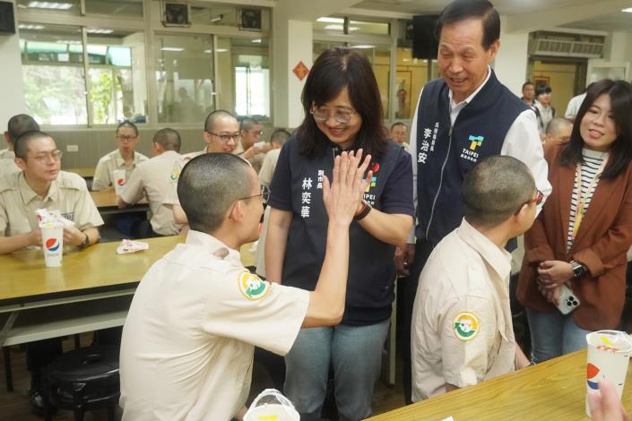 10.林奕華副市長與市籍役男寒暄問暖話家常_0
