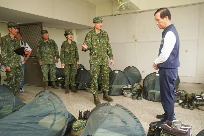 06憲兵訓練中心後備旅旅長李正義上校陪同李治安局長前往官兵寢區瞭解教召官兵住宿環境