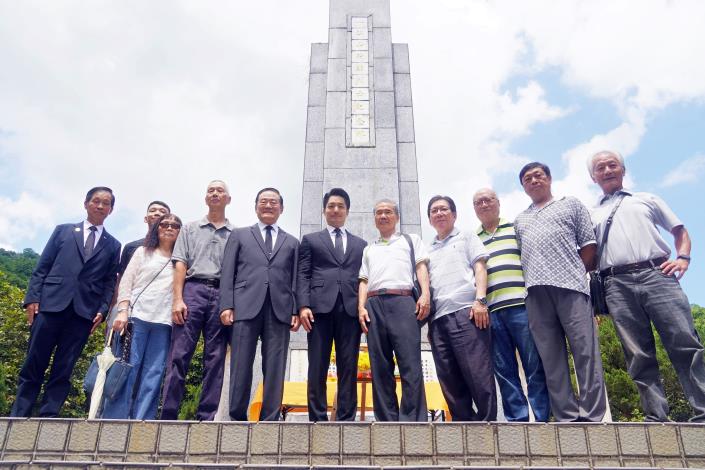 市長於一江山紀念碑祭典結束後與一江山烈士遺眷合影.JPG