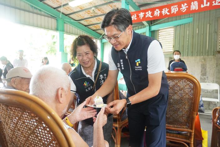 游副秘書長分送蛋糕給榮民伯伯_0