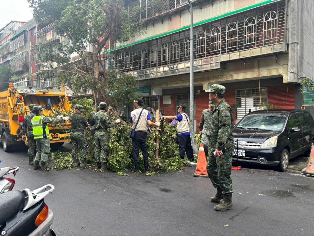 憲兵及國防志工協助樹木清運