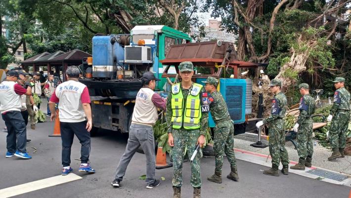 憲兵及國防志工支援災後復原