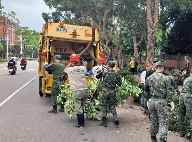 國防志工協同國軍路樹清運