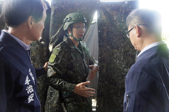 6.張溫德副市長瞭解召員臨時盥洗區衛浴設備狀況_0