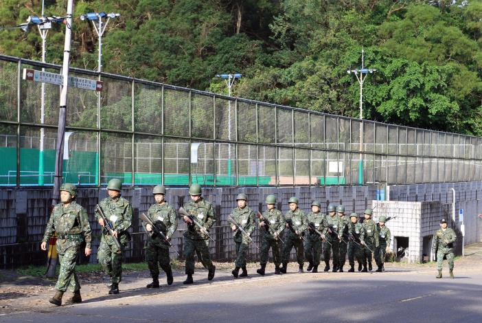 8.臺北市後備旅今(28)日在政大後山實施3公里行軍演練，張溫德副市長前往慰勞並為召員們_0