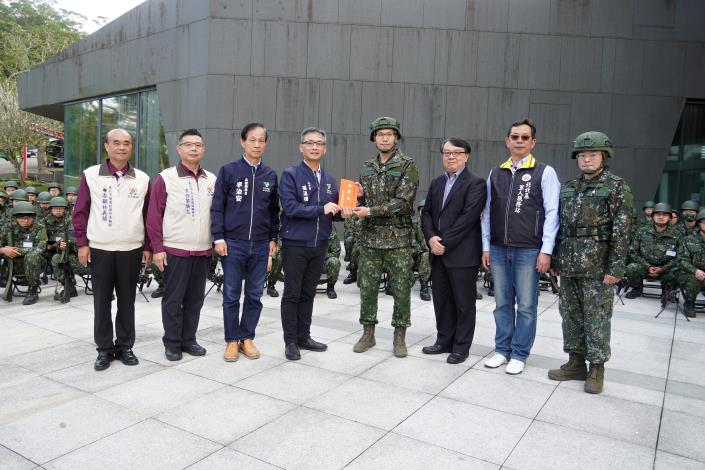 1.張溫德副市長代表蔣萬安市長致贈臺北市後備指揮部慰勞金_0