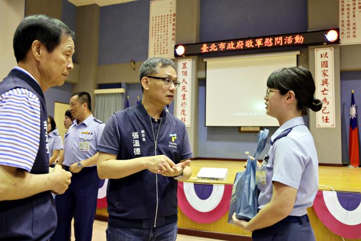 3.臺北市政府張溫德副市長赴澎湖關懷空軍馬公基地服役的市籍官兵軍中服役情形。
